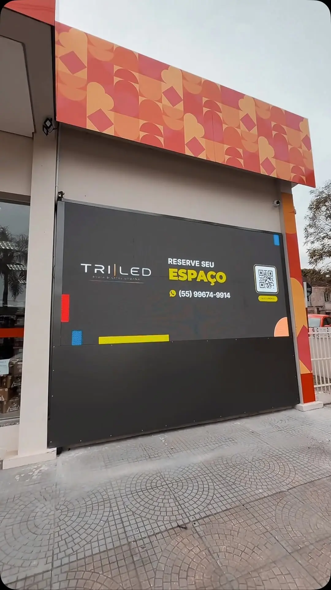 Painel de LED instalado na fachada da Multi10 em Jaguari